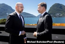 Прем’єр-міністр України Денис Шмигаль (ліворуч) і виконавчий віцепрезидент Єврокомісії Валдіс Домбровскіс. Лугано, Швейцарія, 5 липня 2022 року