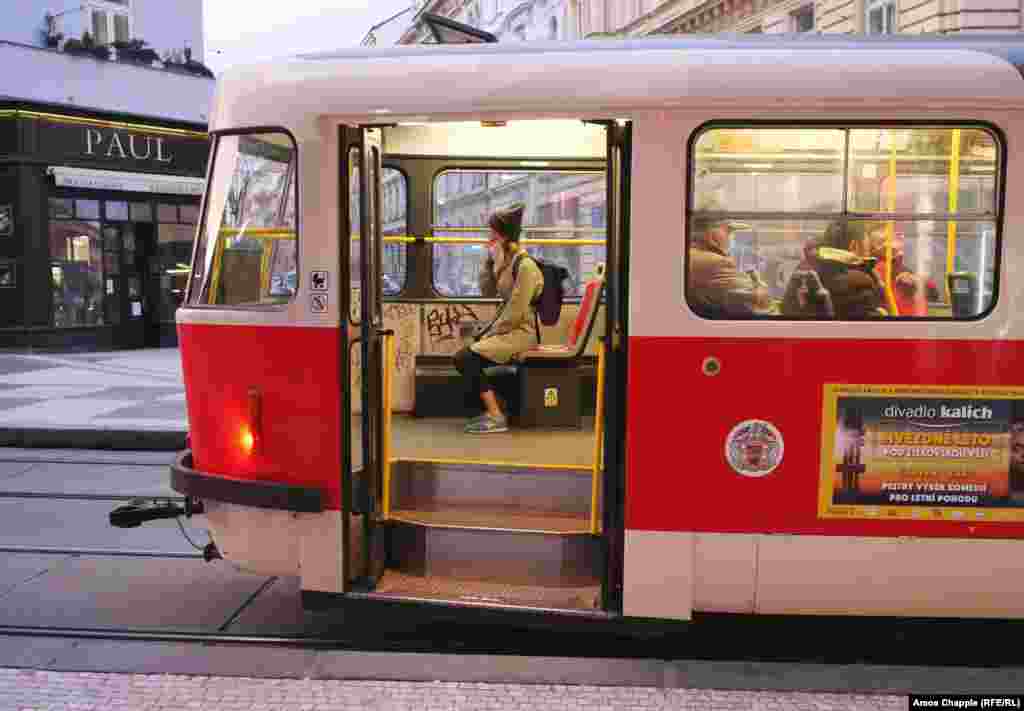 The requirement for face masks also applies to buses and trams. 