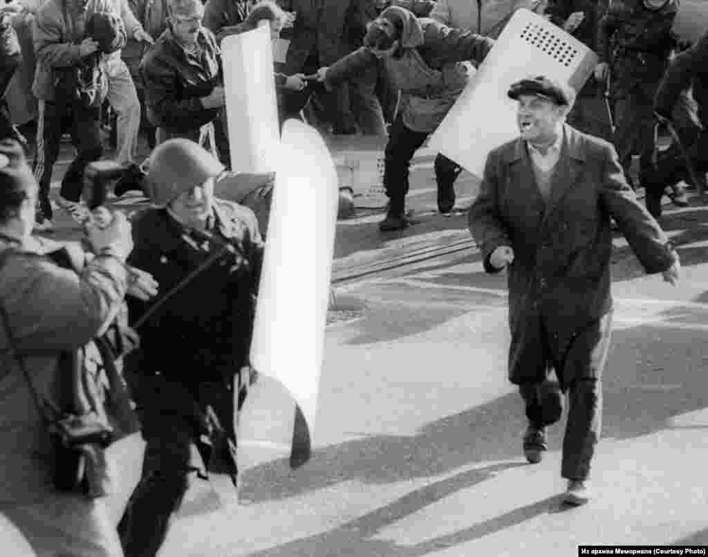 В Мемориале открылась выставка "Москва, 1993. Четырнадцать дней осени", на которой представлены работы фотографа Дмитрия Борко из фотоальбома "1991/1993".