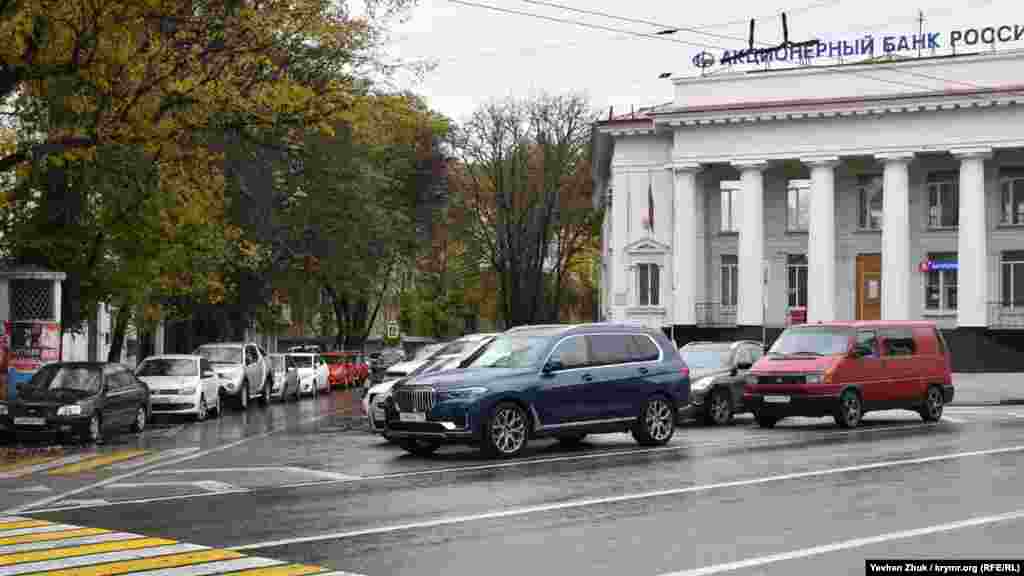 На вулиці Леніна автовласники поставили своїх «залізних коней» на «острівці безпеки»