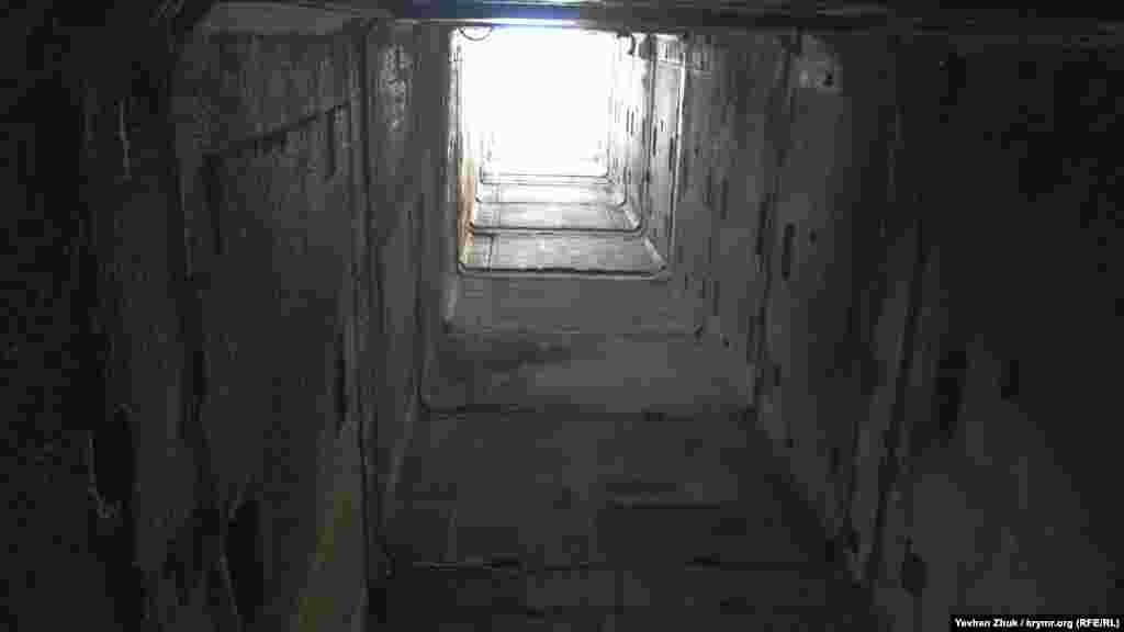 Після розпаду СРСР в 1990-і з об'єктів АЕС почали розкрадати чорні і кольорові метали. І сьогодні підлога на багатьох поверхах усипана шматками обплетення електрокабелів. З 1995 по 1999 роки в машинному залі – турбінному відділенні – проводилися дискотеки фестивалю «Республіка КаZантип»  