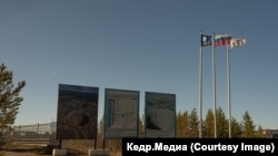 Информационные плакаты у карьера "Мир". Фото: Марина Сычева