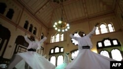 د ترکیې په استنبول کې د مولویه تصوفي سلسلې صوفیان د ذکر په حال کې