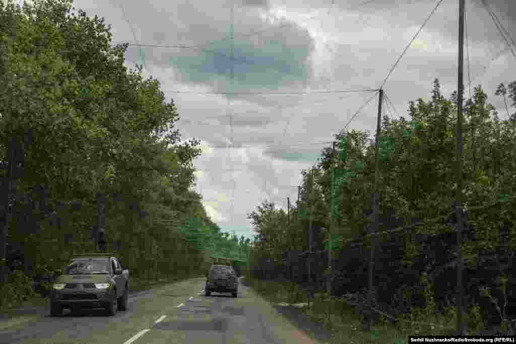 Їдемо в напрямку Добропілля, частина дороги захищена від російських FPV сіткою, але чим ближче до міста, тим сіток стає менше, більшість шляху відкрита