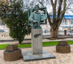 Кубань, місто Краснодар. Пам’ятник художнику-живописцеві Іллі Рєпіну (Ріпину), уродженцю слободи Осинівка (біля міста Чугуєва на Харківщині)