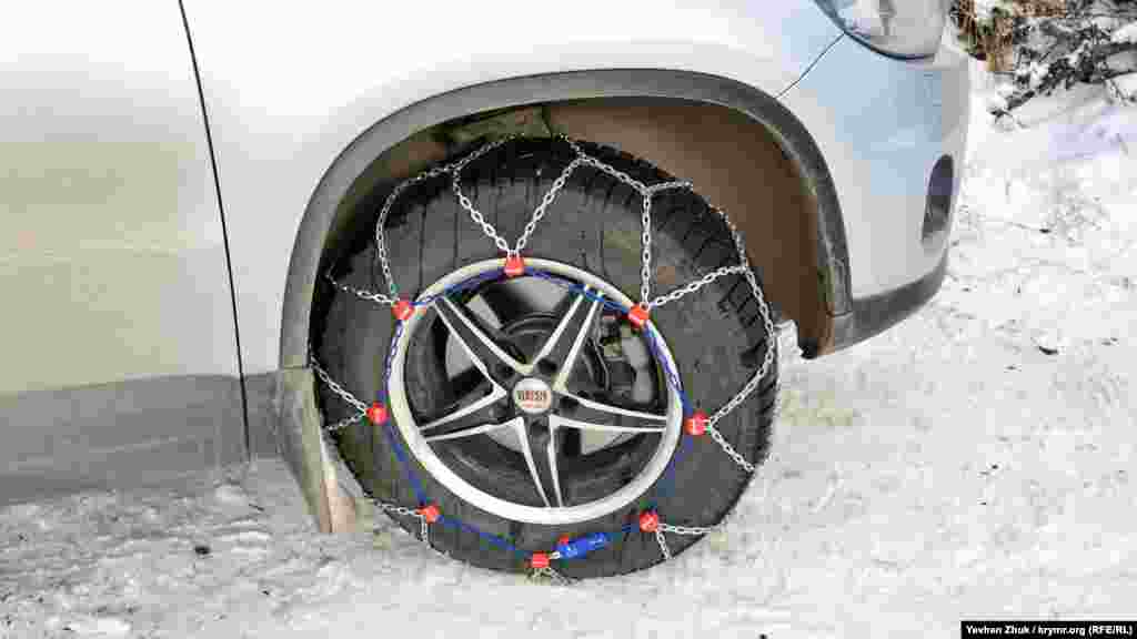 Найбільш завбачливі автовласники надягнули на колеса ланцюги 