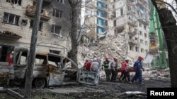 Наслідки російського удару по Києву 17 червня, після якого, зазначає МЗС, на місці удару виявили «29 предметів, схожих на касетні боєприпаси»