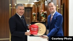 Президент Узбекистана Шавкат Мирзиёев (слева) и спецпосланник США по делам Южной и Центральной Азии Серджио Гор. Фото пресс-службы президента Узбекистана.