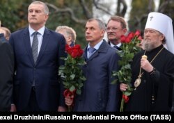 Керівники російської окупаційної влади у Криму Сергій Аксьонов і Володимир Константинов та митрополит Сімферопольський і Кримський УПЦ (МП) Лазар (зліва направо) під час церемонії відкриття пам’ятника імператору Олександру III в парку Лівадійського палацу. Окупована Ялта, 18 листопада 2017 року