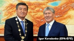 Kyrgyz President Sooronbai Jeenbekov (left ) with the previous incumbent, Almazbek Atambaev. (file photo)