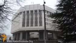 Озброєні особи захопили будівлі влади Криму Озброєні особи захопили будівлі влади Криму