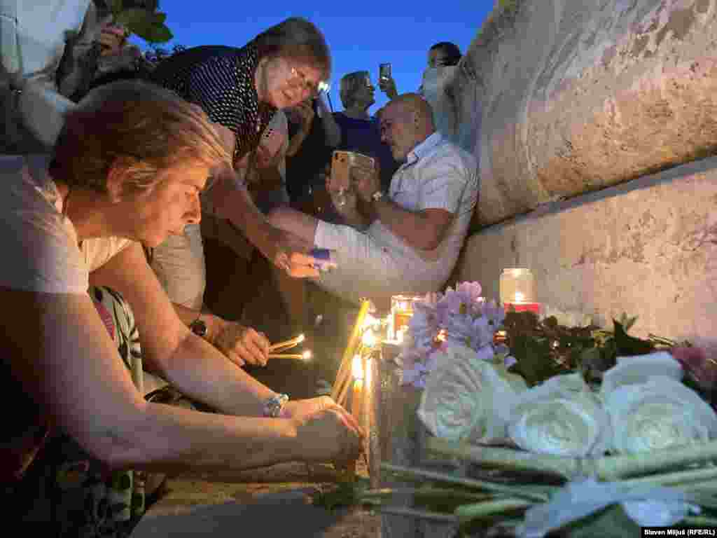 Građanke Beograda pale sveće na Terazijskoj česmi, odajući počast Gabi Novak, 12. avgust 2025.