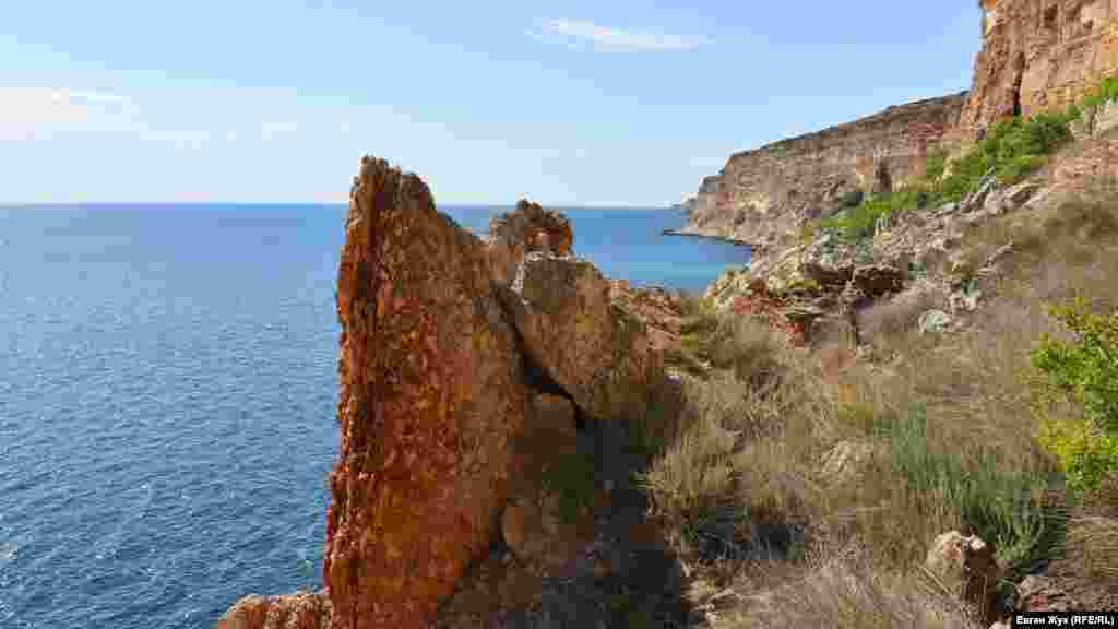 Зсуви й обвали в цих місцях відбуваються регулярно. На фото – величезні валуни зі спресованої глини, каміння і піску