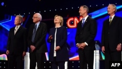 Кандыдаты ў прэзыдэнты ад Дэмакратычнай партыі ЗША перад пачаткам дэбатаў. На фота (зьлева направа): Джым Уэб, Бэрні Сэндэрс, Гілары Клінтан, Марцін О'Малі, Лінкальн Шэйфі
