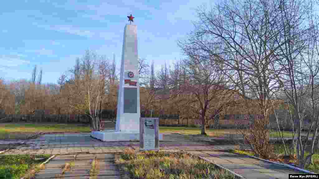 Скорботна мати – пам'ятний знак на честь воїнів-односельців, полеглих у Другій світовій війні