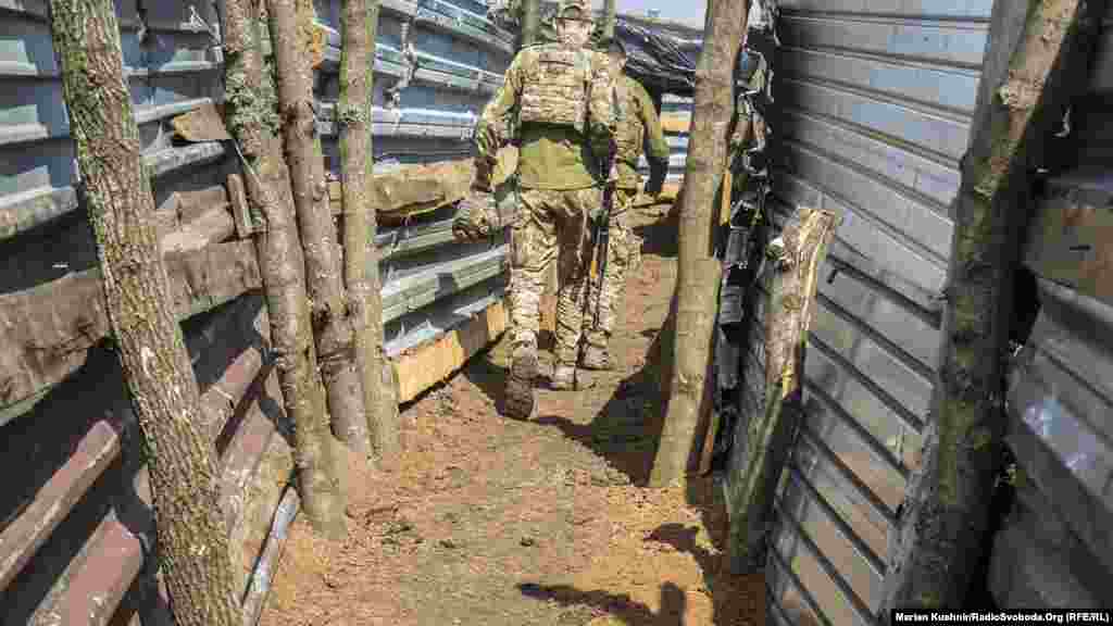 Тим часом бойові позиції військових, кажуть вони, потребують дообладнання після зимового періоду. Так чи інакше, бойові дії тривають, а окоп – надійне укриття. Як кажуть солдати, «чим глибше закопався, тим живіший будеш»