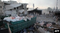 Все, что осталось от гуманитарных грузов, которые перевозил разбомбленный 19 сентября конвой ООН