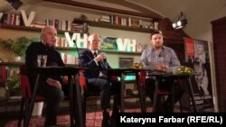 Ростислав Прокоп'юк, Павел Фішер та Томаш Дворжак під час дискусії у Бібліотеці Вацлава Гавела