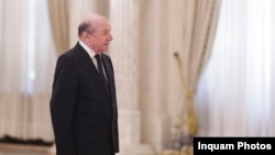 Fostul președinte al României, Traian Băsescu, își prezintă omagiile la catafalcul lui Ion Iliescu.