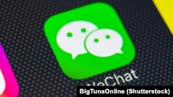 Логотип WeChat на экране китайского смартфона Huawei