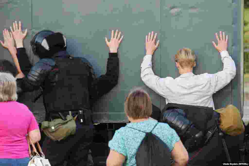 Силовики затримують людей під час поминальної акції на місці загиблого протестувальника 11 липня у  Мінську