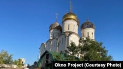 Храм с поврежденными куполами в Никольском