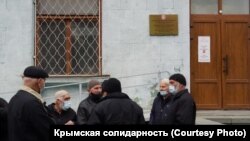 Ветераны крымскотатарского национального движения и родственники осужденных крымских татар требуют встречи с Сергеем Аксеновым у здания Совмина Крыма, 6 ноября 2020 года