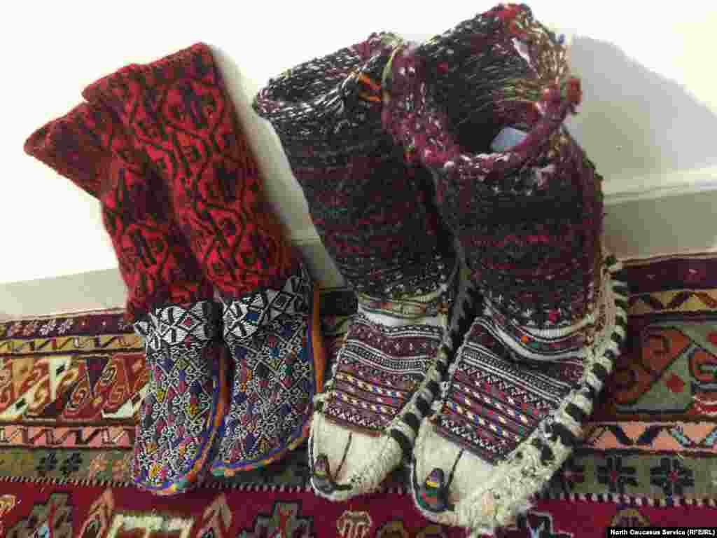 Вязаные сапожки с тонкой подошвой. Их вяжут, в основном, в селении Бежта (на границе с Грузией). Стоимость нарядных сапожек – 6-8 тысяч рублей