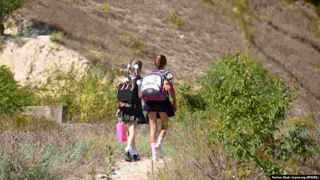 Школярки повертаються з занять