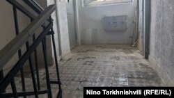 საქმის მასალების მიხედვით, ცოლმა ქმარი მეოთხე სართულზე, სადარბაზოში დაჭრა, 25 აგვისტო