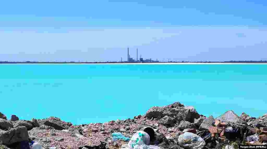 Озеро Асс (Красное) недалеко от села Пролетарка в Красноперекопском районе, мертвое озеро, отстойник, куда сбрасываются отходы химических предприятий Красноперекопска (Яны Капу). Автор фото из соображений безопасности подписался псевдонимом – Евгений Жук.