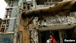 Clădire de apartamente avariată puternic de un atac rusesc cu drone în Kiev, Ucraina. 25 mai 2025.