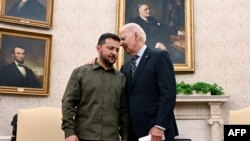 Президент США Джо Байден (п) та його український колега Володимир Зеленський, архівне фото