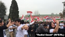 Аксияи ҷавонон пайрави "Пешвои миллат"
