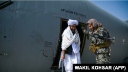 Як узви "Толибон" дар фурудгоҳи Кобул, 31-уми августи 2021