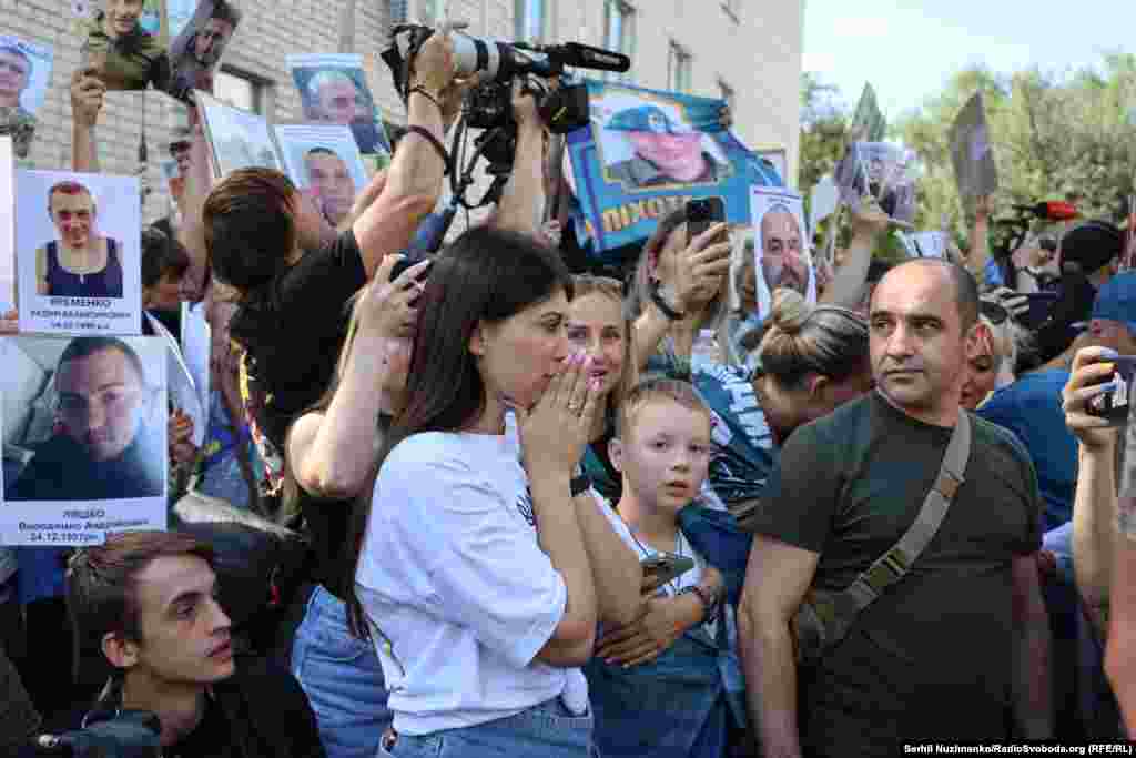 В очікуванні автобусів, які везуть звільнених з російського полону: військових і цивільних. «Серед визволених є три жінки з Донецької та Луганської областей. Одна з них – учителька початкової школи, позбавлена волі у 2019 році», – написали у телеграм-каналі Координаційного штабу з питань поводження з військовополоненими
