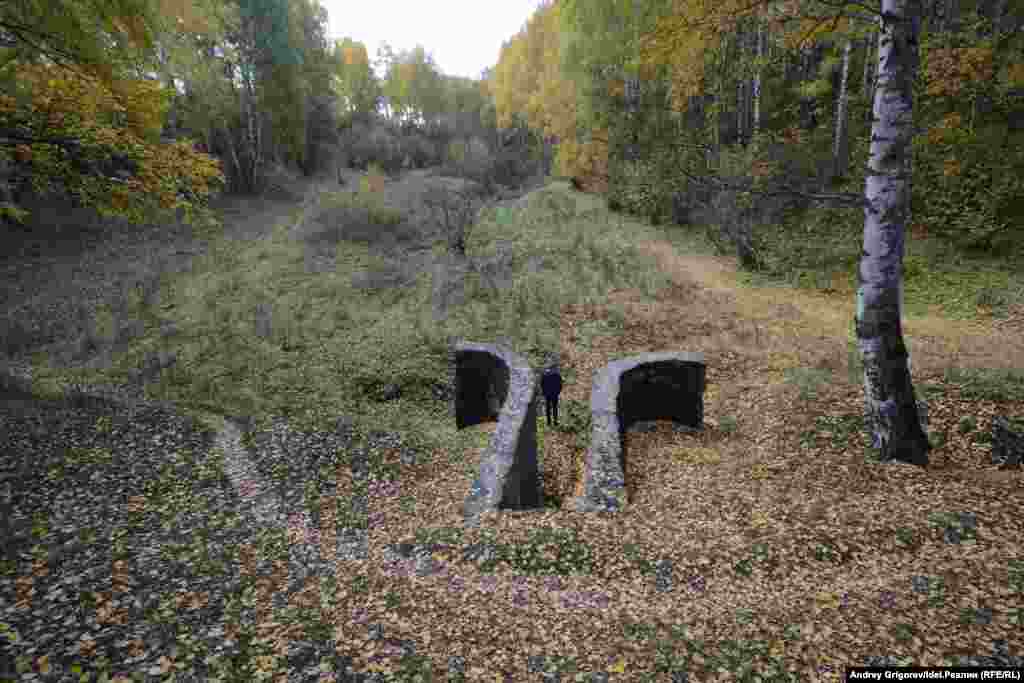 В 1939 году было принято решение о строительстве железной дороги на Бугульму, через Чистополь – всего 348  км. Начали с  Дербышек – через многочисленные овраги была возведена насыпь в районе Нагорного, села Аки и Чебаксы. Железная дорога соединила бы Уфу и Казань, а составы с Южного Урала могли бы значительно сократить свой путь.  Строили дорогу всем Татарстаном. Через Каму должен был быть построен мост длинною в 1200 м. Планам не было суждено сбыться – началась война, а потом о железной дороге забыли  