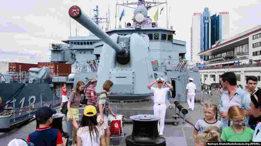 Носовая пушка турецкого фрегата Fatih. По данным из открытых источников, это пушка калибра 127 мм – она может использоваться для борьбы с другими кораблями и самолетами, а также для поддержки наземных операций