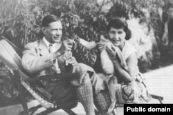 Yevgeny Zamyatin, înfățișat în această fotografie nedatată cu soția sa, Lyudmila, a scris în romanul său distopic Noi: „Cum poate exista o revoluție finală? Nu există una finală; revoluțiile sunt infinite.”