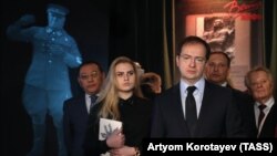 Министр культуры РФ Владимир Мединский (справа на первом плане) на открытии выставки "Война и мифы"