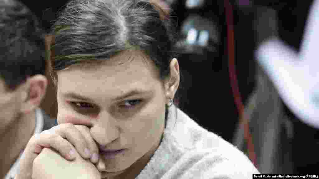 Вдень 13 грудня суддя Печерського районного суду Києва Сергій Вовк задовольнив клопотання прокуратури та відправив одну з підозрюваних – військового медика Яну Дугарь – під цілодобовий домашній арешт