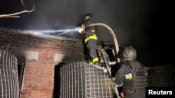 Pompieri în acțiune după atacul rusesc de la Kirovohrad.