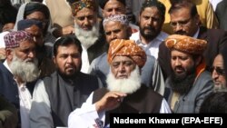 مولانا فضل الرحمان وايي، د مې له ۱۵مې په اسلام اباد کې د سترې محکمې مخې ته احتجاج کوي ـ پخوانی انځور