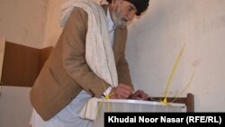 بلوچستان کې یو کس د خپلې رایې کارولو پرمهال