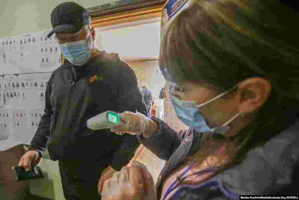 На вході до дільниці у селі Плесецьке, Київської області, здійснюють температурний скринінг  