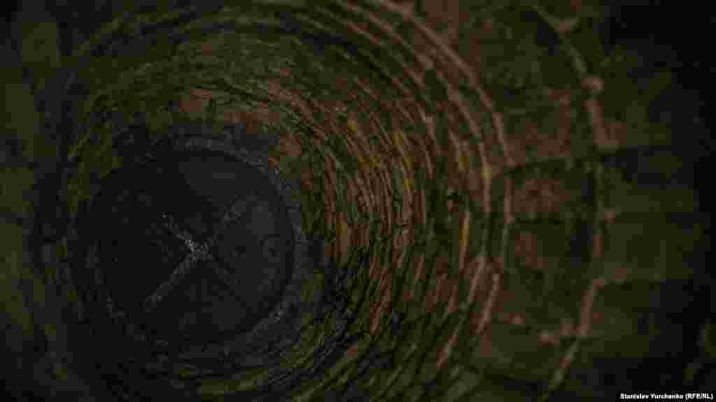 Не варто плутати підземні ріки і дренажні штольні з каналізаційними системами. Тут немає неприємних запахів – завданням цих комплексів є відведення дощової води до Дніпра.