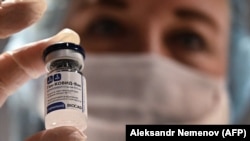يوه ډاکټره روسي واکسين ښيي - د ارشیف انځور.