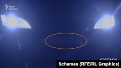 Цей Mercedes має номерні знаки прикриття – тому неможливо зрозуміти, хто саме приїхав привітати олігарха