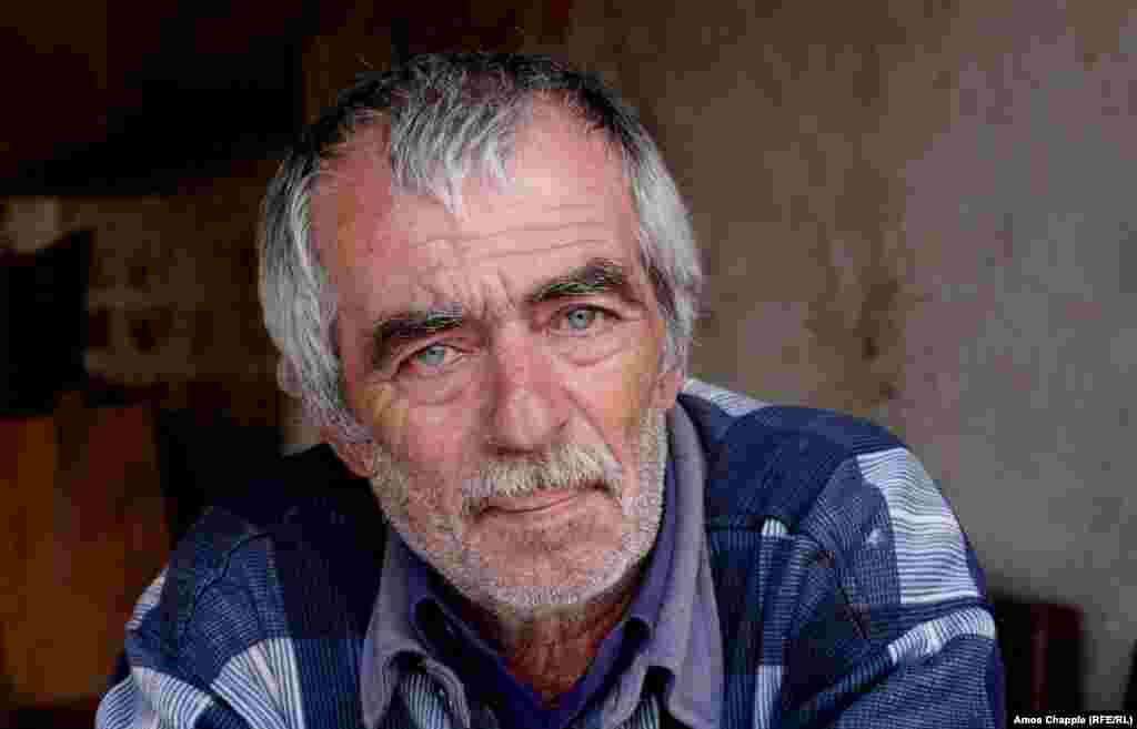 «Я сидів в якійсь квартирі на п'ятому поверсі, слухаючи шум шосе» - каже він. Не маючи іншого заняття, крім як «пити і дивитися телевізор» Василь прийняв рішення повернутися. Чорнобиль його не відпускав.