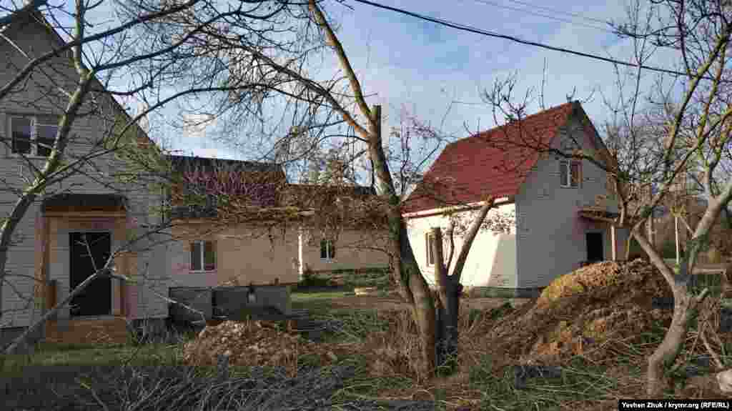 Ці будиночки забудовник продає «за ціною квартири». У Гончарному багато нових будинків. Приїжджі з Росії скуповують вільні ділянки і старі будинки та будують особняки. Є й такі, які зводять на продаж